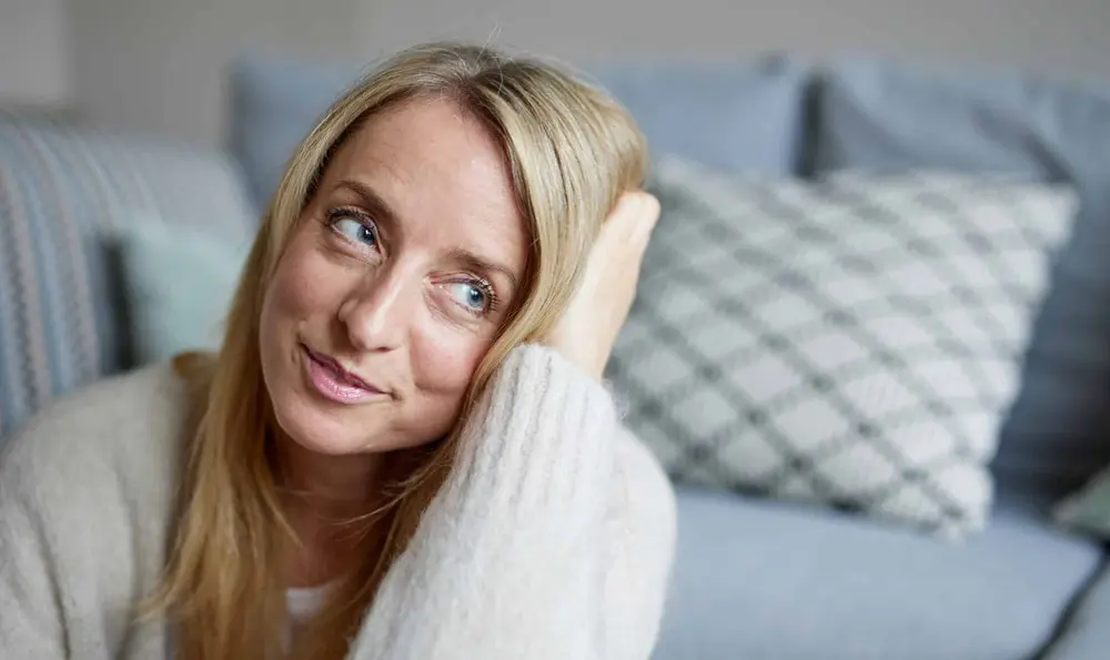 Lisa Simon - lächelt und schaut nach rechts